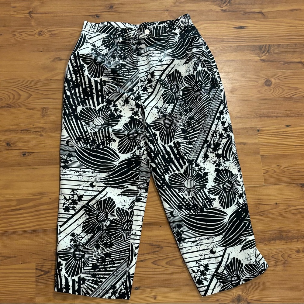 Silk Collection by Harve’ Bernard Black & White Floral Lined Size 8 Capri pants